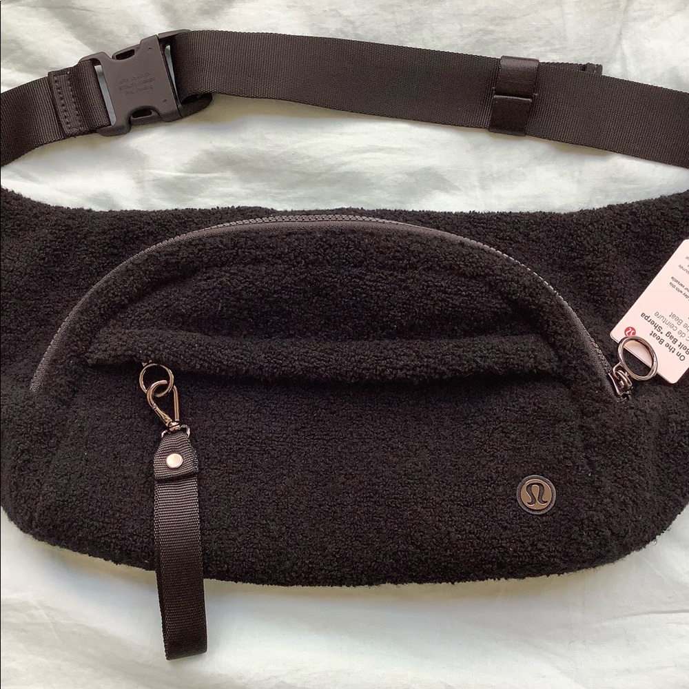 Lululemon On the beat belt *sherpa wool bag 5L